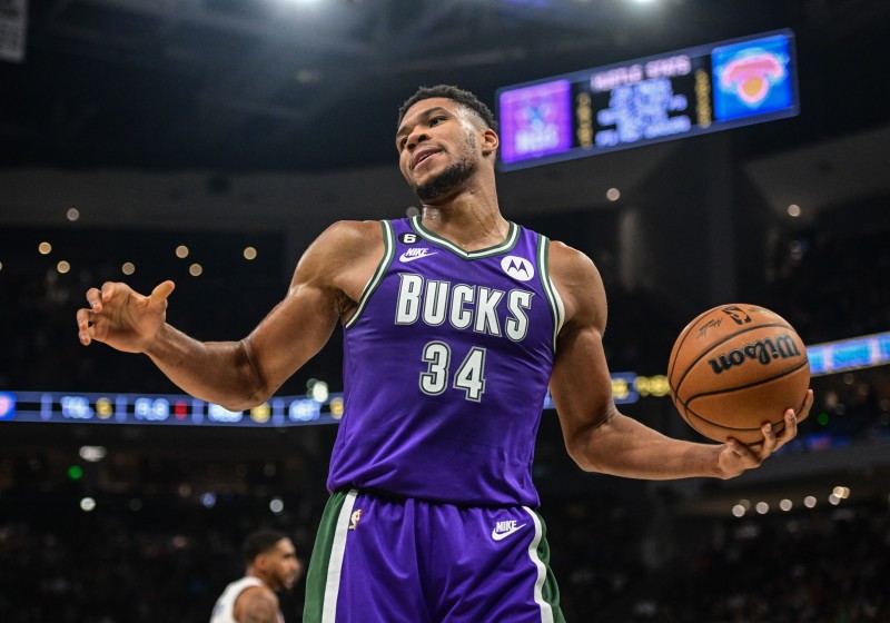 常规操作！字母哥22中11轻松拿30分14板9助 正负值+27