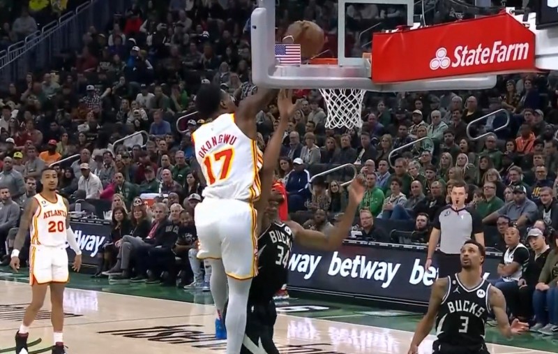 就你叫希腊怪兽啊?奥孔武原地起飞骑着字母哥大力单手补扣