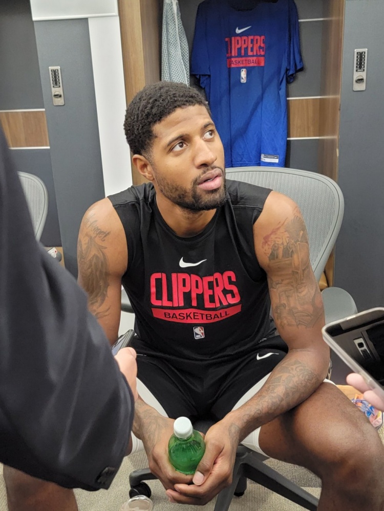 乔治:我们在攻守两端都被打爆了 我的发挥很差