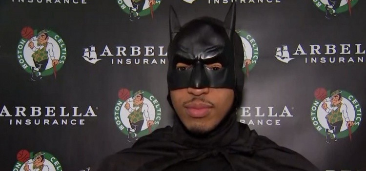 格威赛后化身蝙蝠侠接受采访!獭兔打趣:你这是在赣神魔?