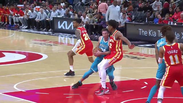 ?乌布雷24+10 理查兹20+11 吹杨28+5+9 黄蜂大胜老鹰