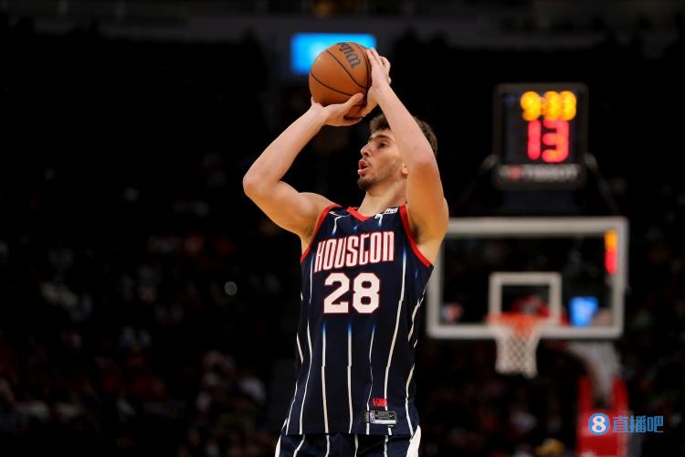 塞拉斯:我们要在挡拆时跑位 申京动起来能更好地组织进攻