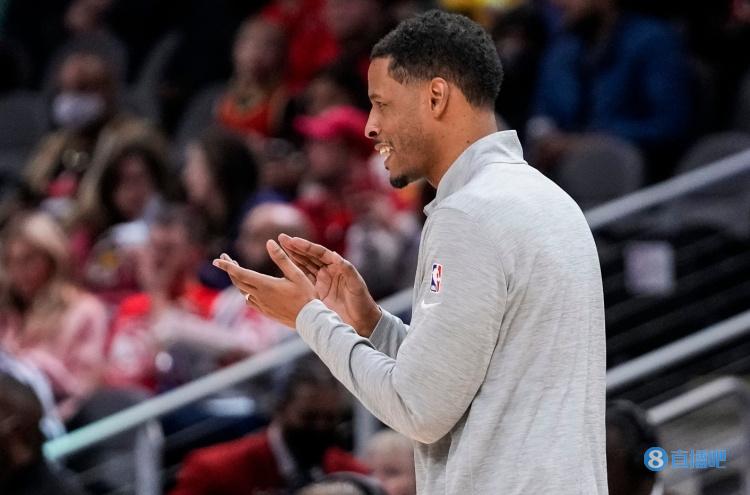 火箭记者:塞拉斯已解除健康与安全协议 并参加今日训练