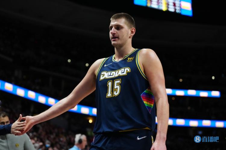 危急时刻咋做到那么镇定的?约基奇:就是看到了布朗 然后就传了