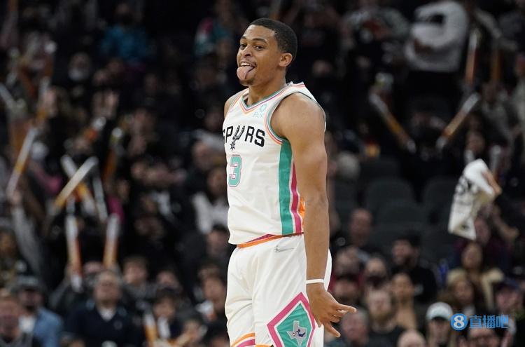 凯尔登-约翰逊:队里一些年轻人很依赖我 喜欢和这批队友在一块儿