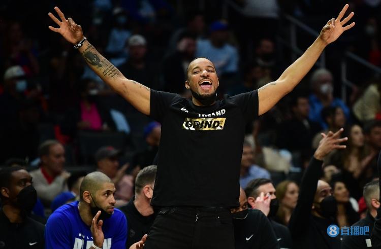 鲍威尔：教练想让我更多地打控卫 卡椒回归提升球队至另一水平