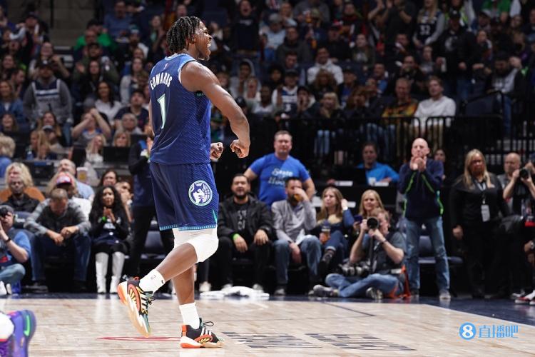 何时决定增重?爱德华兹:见到哈登那么粗壮的手臂时