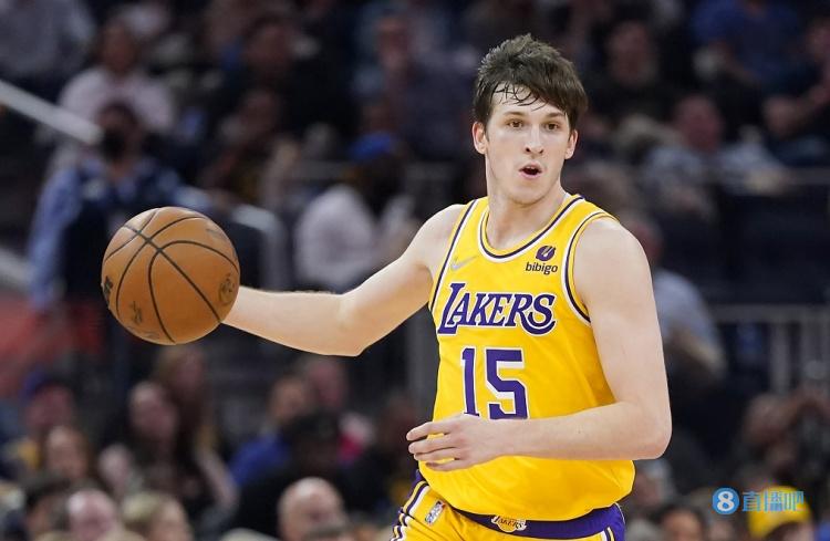 展现能力！里夫斯上半场送出8次助攻 上赛季场均助攻仅1.8次