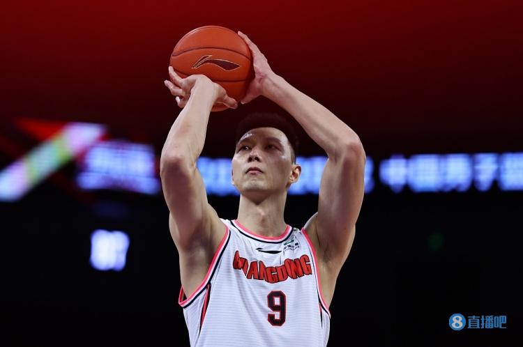 转行外线！易建联三分4投4中得到12分12板 下半场没有得分入账