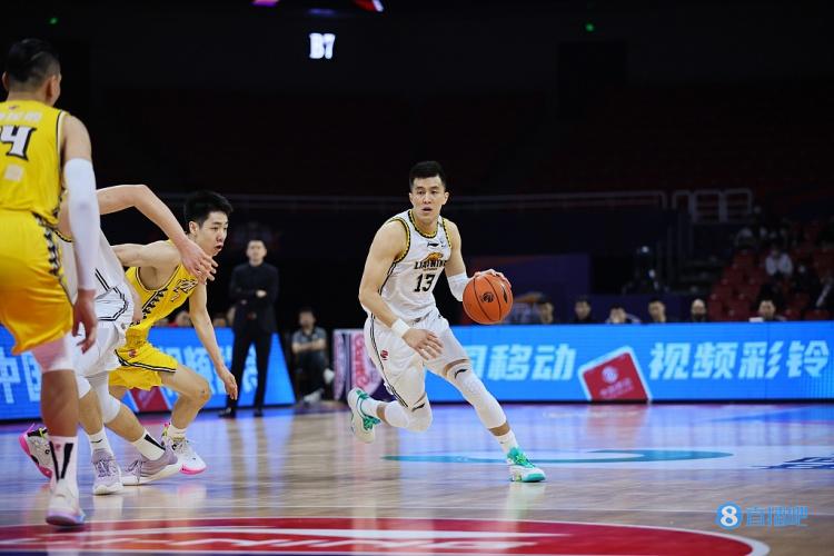 郭艾伦：裁判吹罚非常非常非常好！very good！