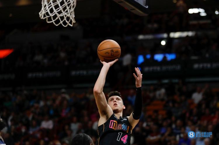 希罗出战三节14投7中得到22分6板4助1断 出现4次失误