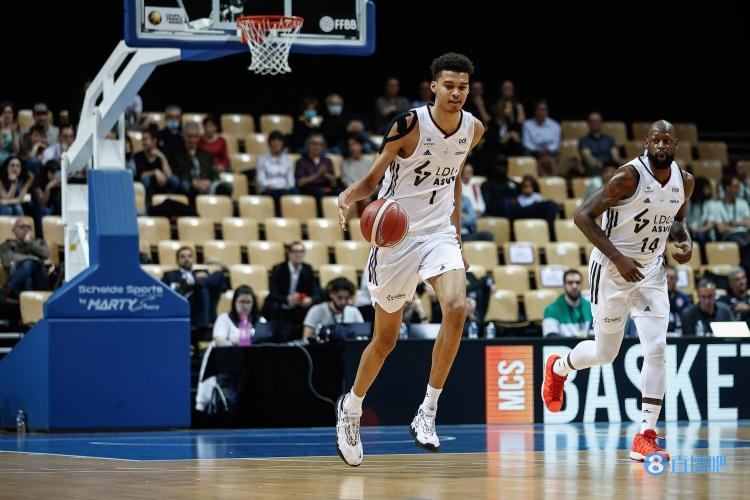 名记:詹姆斯保罗布克艾顿将观战文班亚马&亨德森之间的比赛