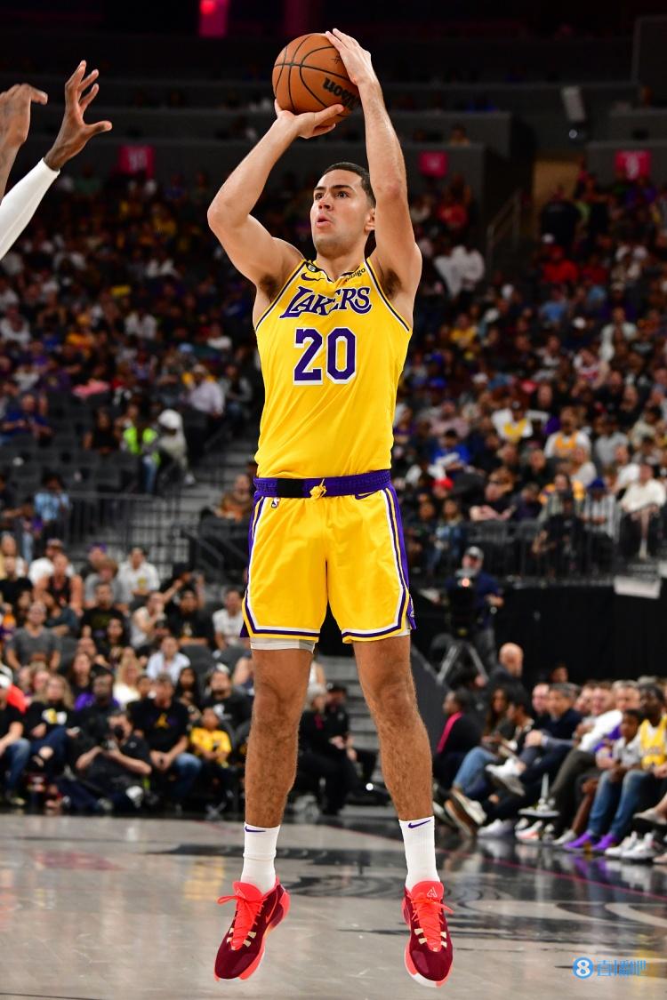 篮筐打歪了!湖人全队97投33中 三分49中11