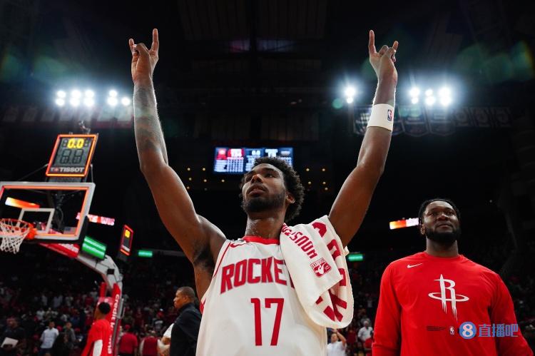 真滴香！伊森三战场均20.7分10板 5.3个进攻篮板联盟第一