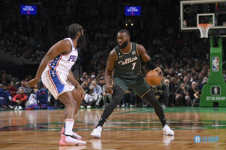 单打神器!杰伦半场砍下18分 一度连进五球!