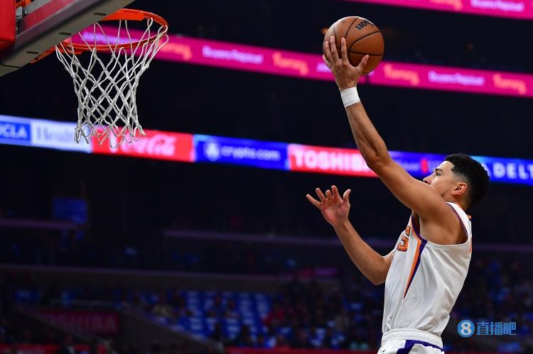 状态火热！布克上半场16中10&两分11中9 砍下全场最高的21分