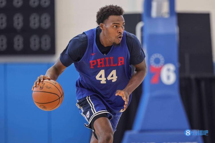 老里谈下半场用里德替代哈雷尔：上半场50%的球全被猛龙抢走了