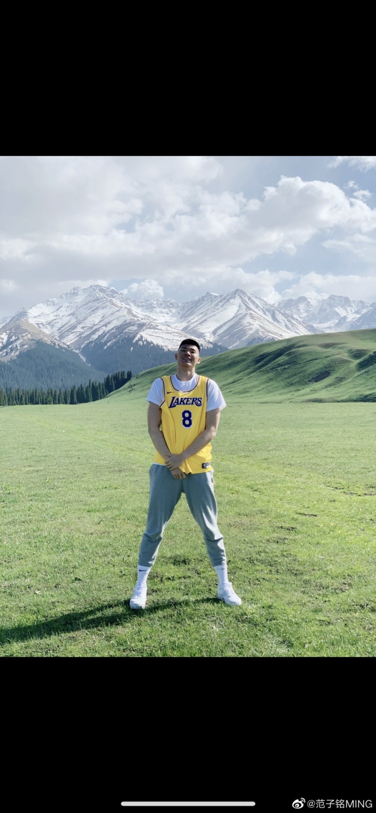 偶像的力量?范子铭晒穿科比球衣照：保持正确的心态 永不言弃
