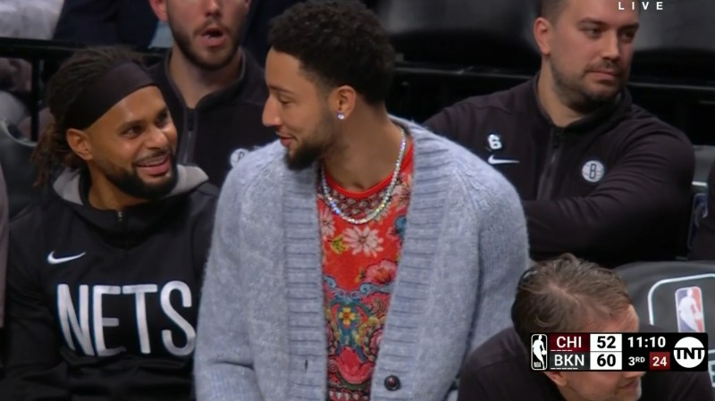 靓仔一枚!西蒙斯场边观战 身穿带有舞狮元素的中国风卫衣