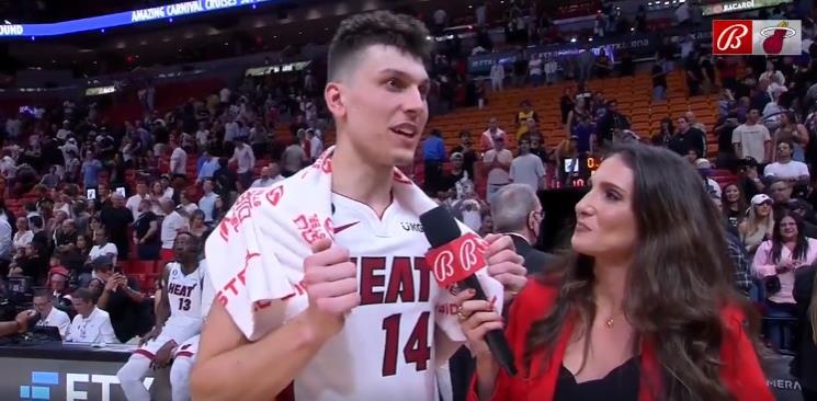 希罗谈命中绝杀三分：想让队友们早点休息 这场胜利太棒了