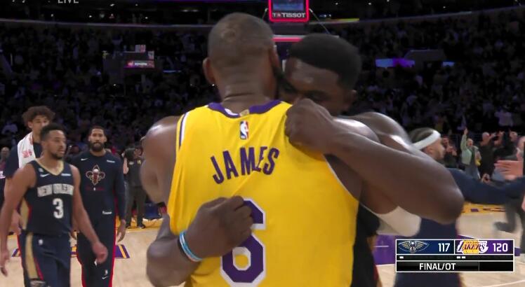 生涯交手战绩4-0!赛后詹姆斯和锡安熊抱在一起互相致意