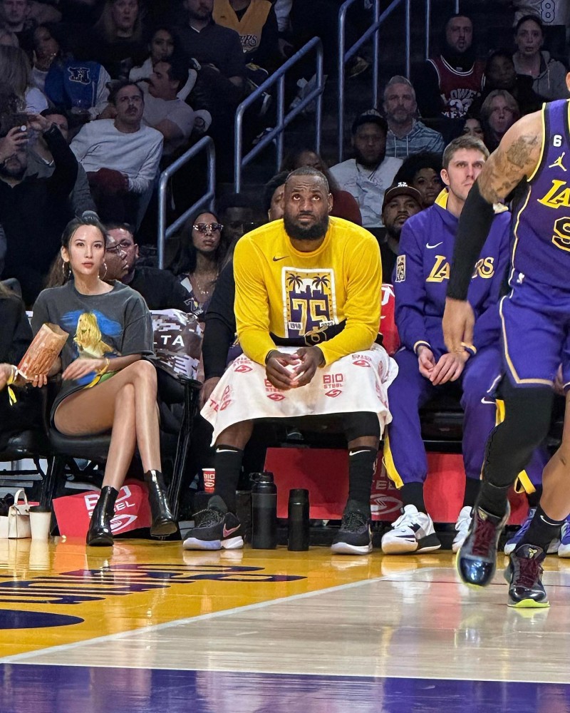 ?座位就在詹姆斯、浓眉旁边!美女网红又来湖人主场观赛啦