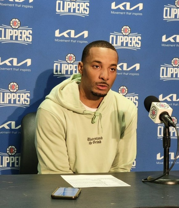 鲍威尔:落后12分时乔治把大家召集在一起 这场展示了我们的实力