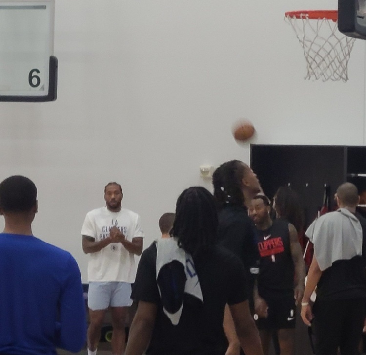 ?早日康复！随队记者晒小卡今日着便装现身训练场照片