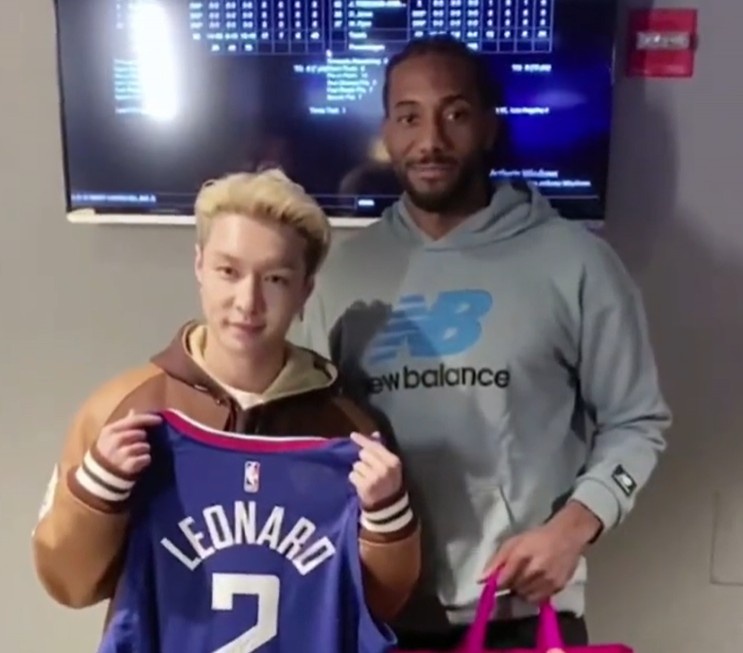 梦幻联动！中国歌手张艺兴与小卡亲密互动 快船官方：羊+Klaw