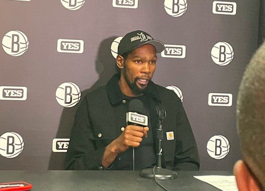 杜兰特：一直与欧文保持着联系 他情绪高涨&期待回归