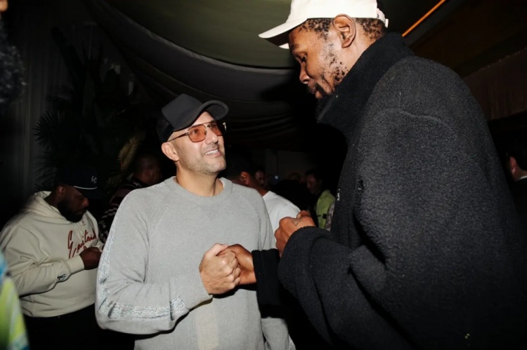 美媒:杜兰特与其经纪人在纽约举办私人派对 欧文没有参加