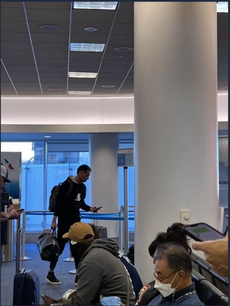 搞事?佩林卡被拍到登机前往印第安纳 希尔德发推:哎呦?