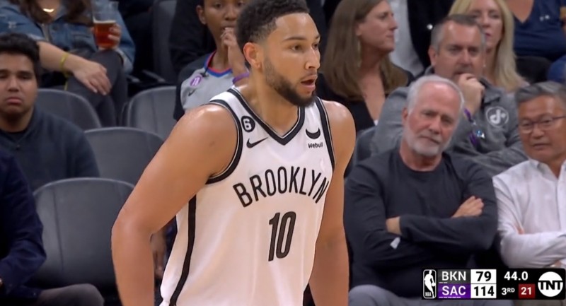 西蒙斯篮下吃饼拿下本场比赛第11分 本赛季得分首次上双