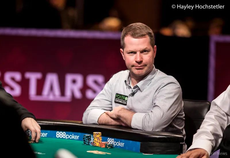 【EV扑克】公共牌面有3张同花,对手全压,你会弃掉AA吗?