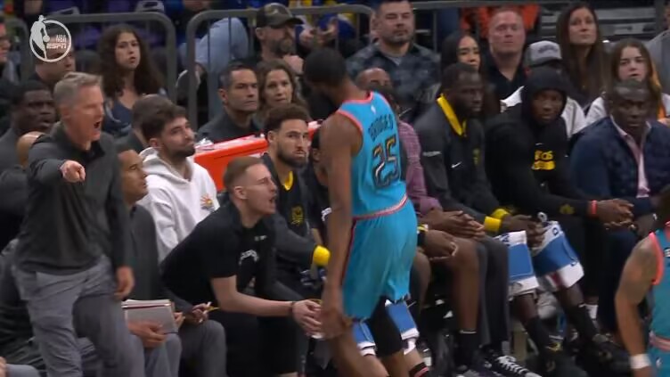 骑脸了!布里奇斯三分再中!随后转身跟克莱互动!