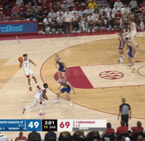 NCAA惊现炸裂扣篮!阿肯色大学球员单臂抡圆暴力隔扣对手?