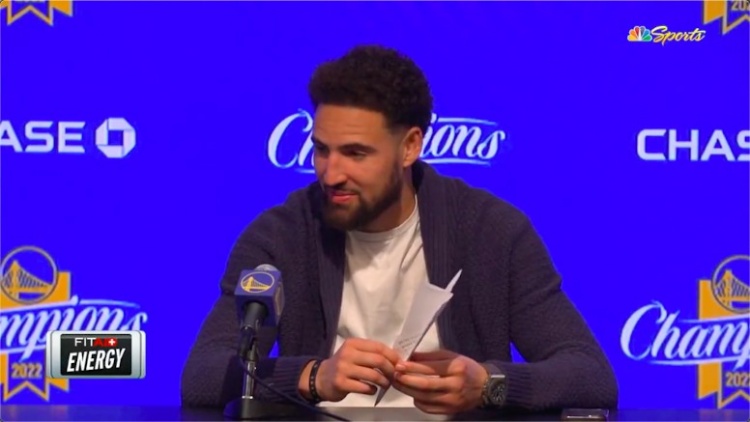 久违的调皮！赛后采访时克莱再次折起纸飞机 并飞向记者摄影机