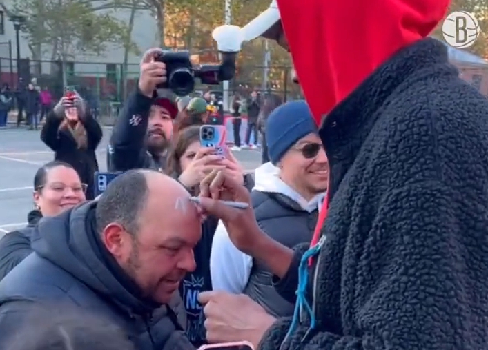 杜兰特为粉丝在大脑门上签名！篮网官推：这就是奉献精神