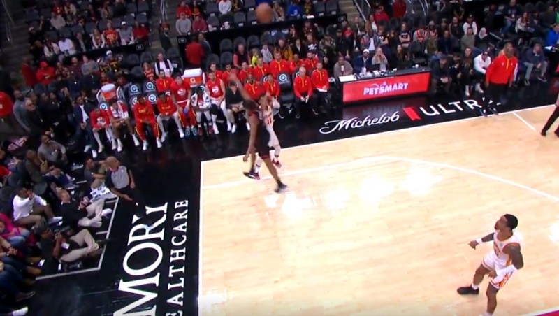 这球你怎么看？特雷-杨投篮被判进攻犯规 老鹰教练申诉被追加技犯