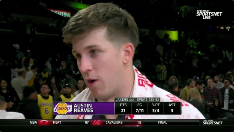 里夫斯:这是浓眉应有的表现 詹姆斯很无私他复出依旧会给AD传球