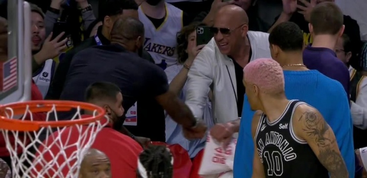 范迪塞尔今日场边观战 浓眉:我&老詹想看他开车从球馆顶上飞下来