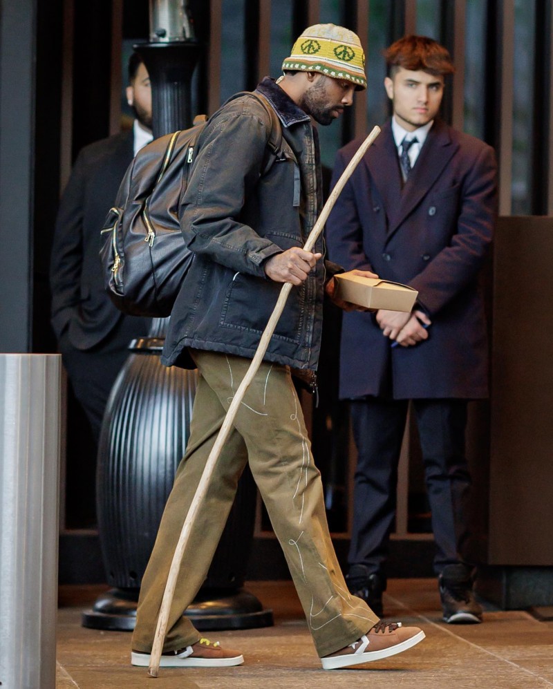 棍哥再现!欧文左手拿饭盒 右手持木棍 头顶圆帽入场