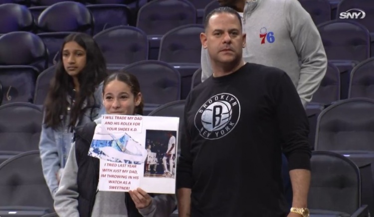 不孝女? 小球迷现场举牌：KD 我想用我爸加他的劳力士换你的鞋