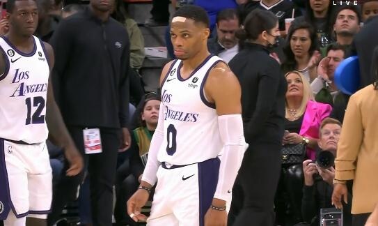 Skip：科林斯只是刚好打到威少 放过去这球恶犯&技犯都不会吹