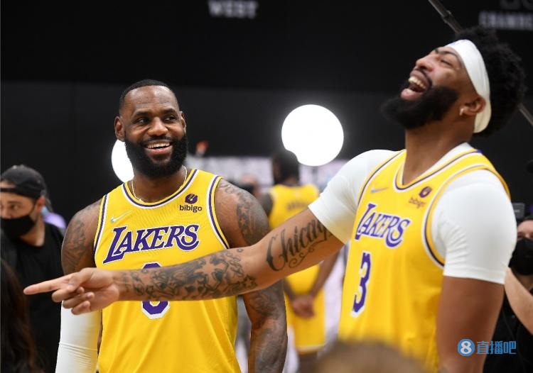 詹姆斯:戴维斯攻防两端都很投入 今天他的表现再次令人惊叹