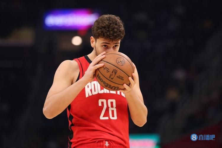 塞拉斯：当我们打出流畅、快速的进攻时 申京没机会打低位