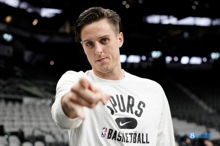 科林斯谈肘击威少：并不想那样做 我被晃飞了 不想给他2+1机会