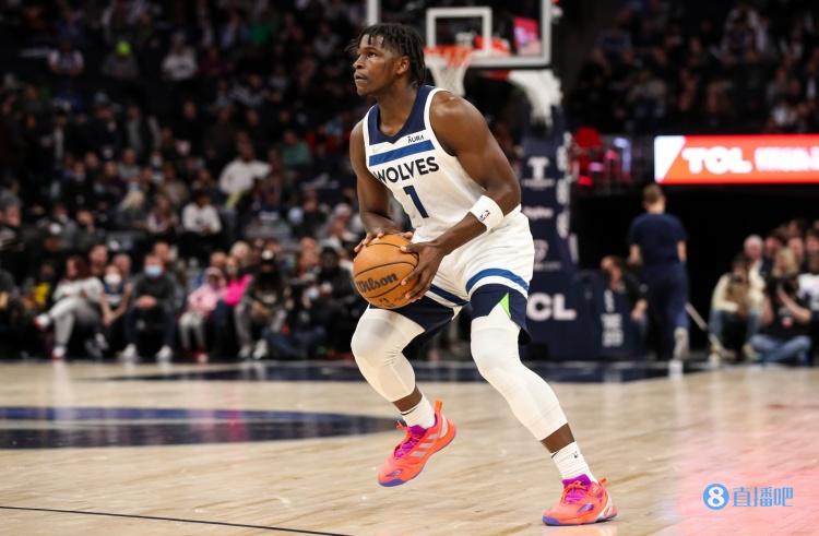 芬奇:爱德华兹要让自己成为攻防一体的球员 就像乔治或小卡