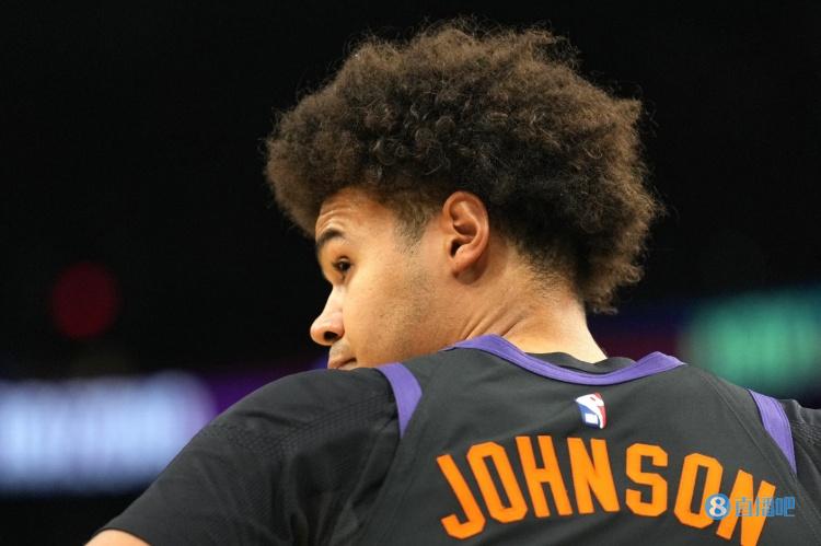 布里奇斯：卡梅隆-约翰逊现在精神很好 他一直都很棒