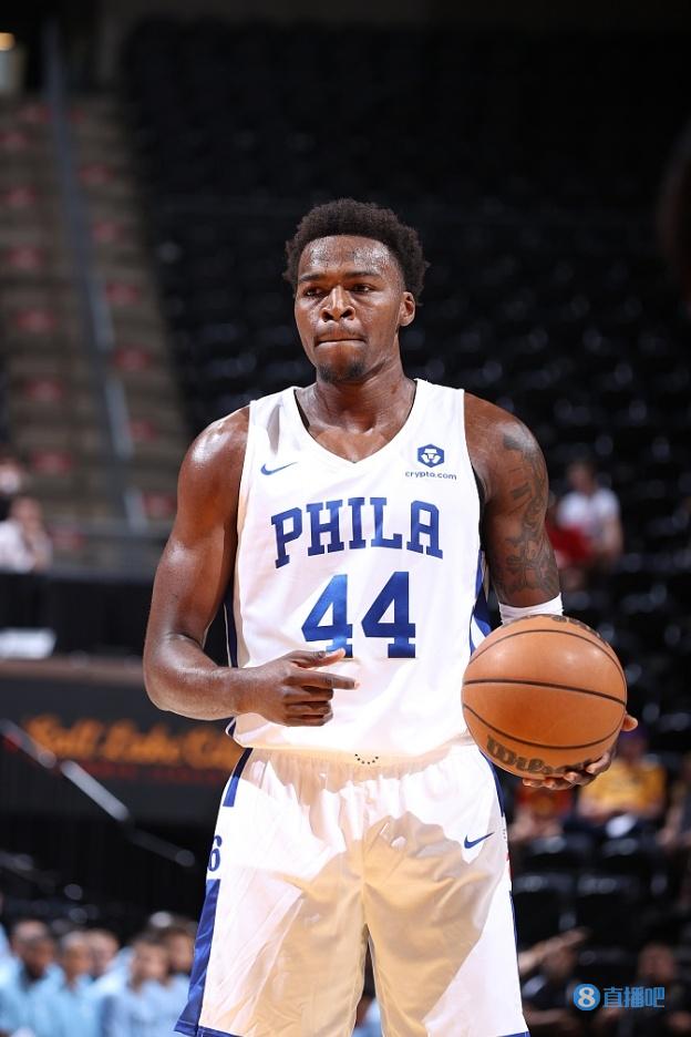 老里谈最后时刻让哈雷尔和里德同时上场：想保持体型&保护篮板